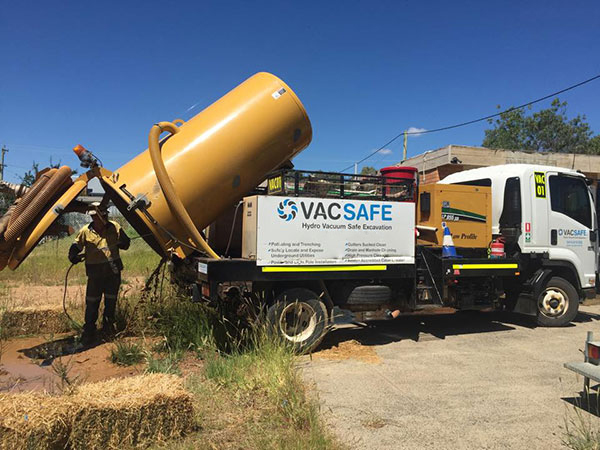 Vacsafe-cleaning-maintaining-vacuum-truck-3000l-sucker-truck-hire-mudgee