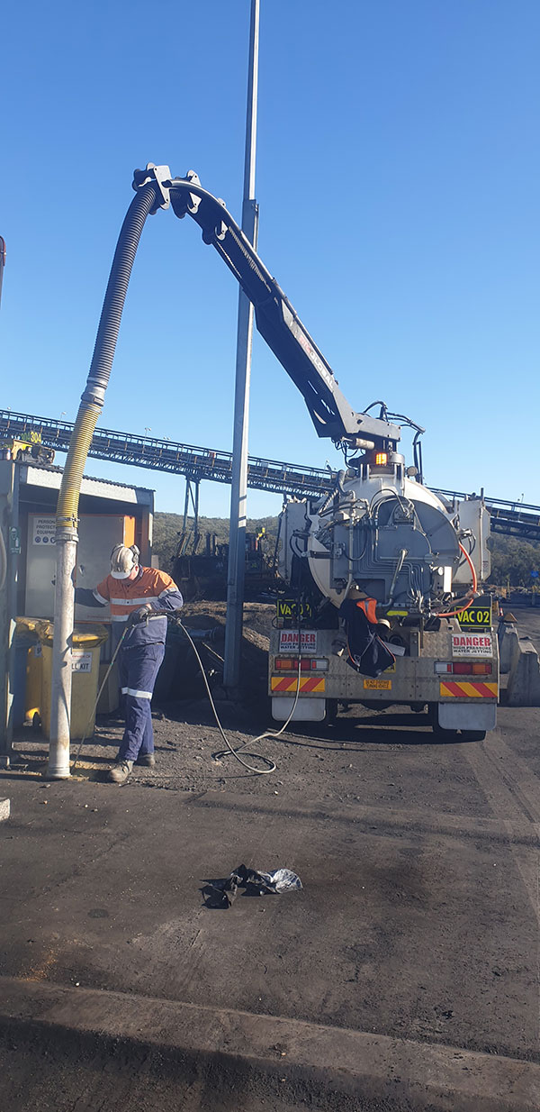 Vacsafe-Hydro-Excavation-jetting-operator-on-site-new-south-wales-Mudgee