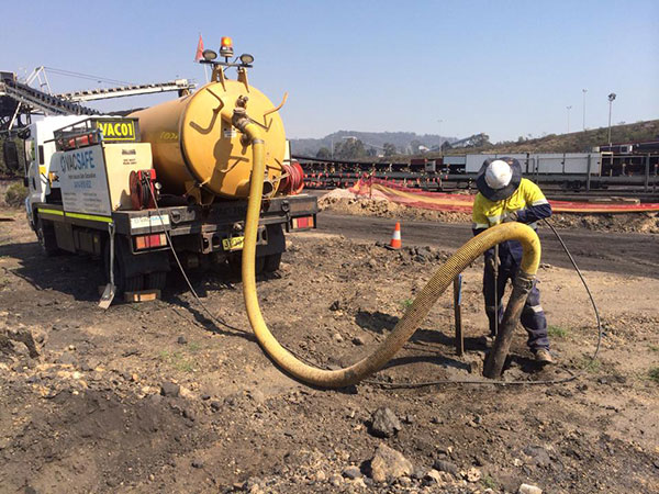 Vacsafe-vacuum-truck-operator-on-site-hydro-excavation-new-south-wales-hydro-excavation-mudgee